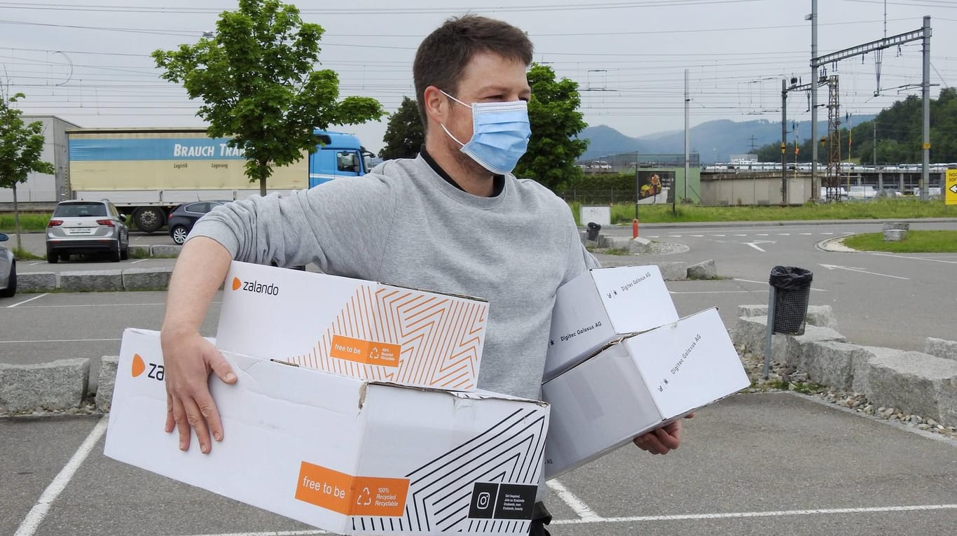 Mann mit Paketen (Symbolbild): Die Deutsche Post gehört zu den Krisengewinnern.
