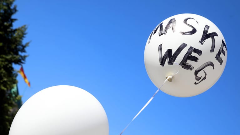 Luftballon mit dem Schriftzug "Maske weg" (Symbolbild): In Kiel haben Hunderte Menschen gegen die Corona-Maßnahmen protestiert.