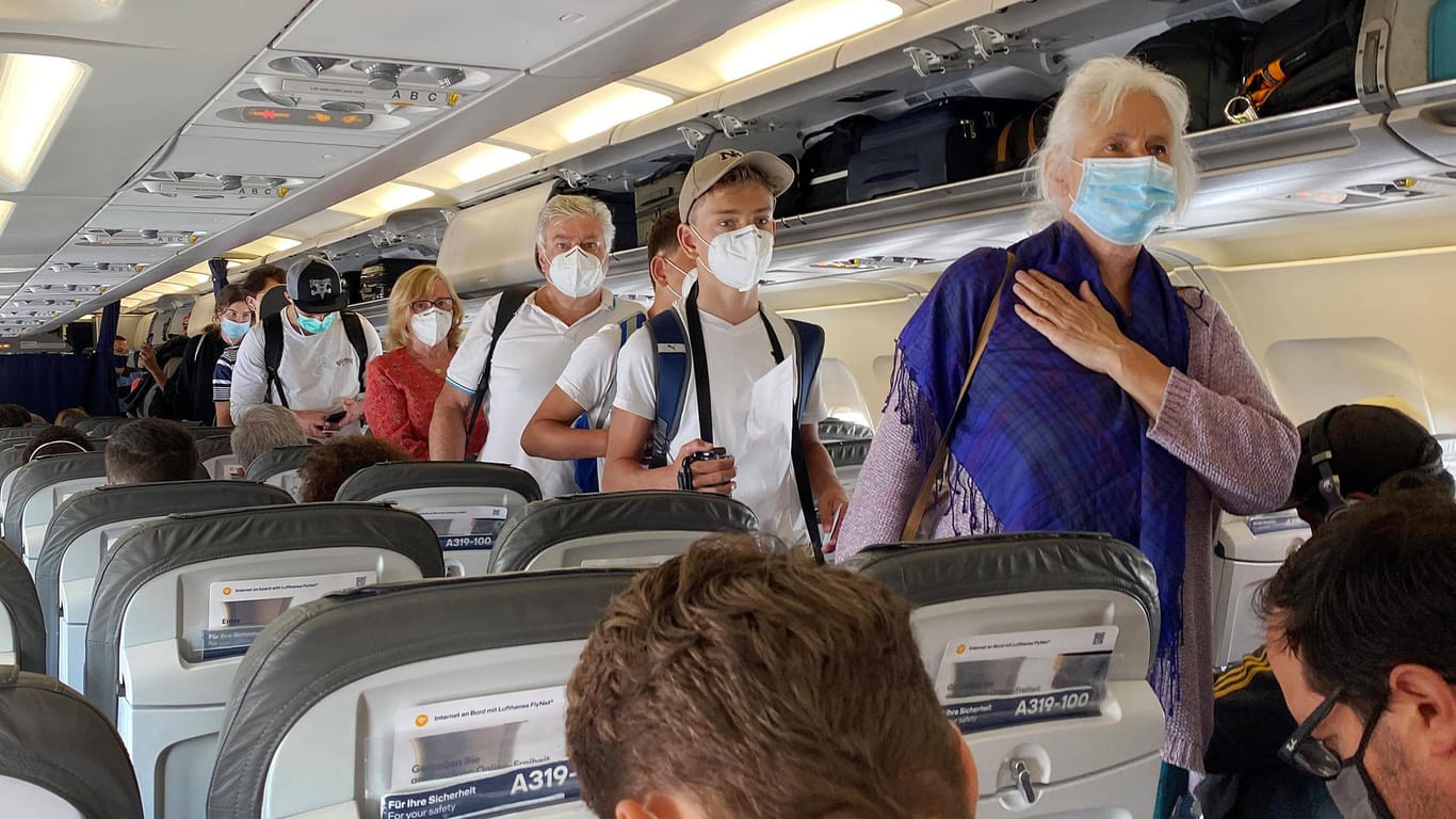 Fliegen in Corona-Zeiten: Passagiere beim Einsteigen mit dem verpflichtenden Mundschutz.