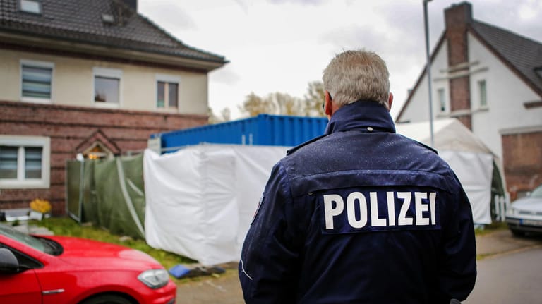 Polizist vor einem Haus in Alsdorf: In dem Fall wurden mehr als 30.000 Internetspuren ermittelt.