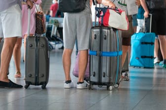 Reisen: Viele Urlauber müssen aufgrund von Reisewarnungen auf ihre langersehnte Auszeit im Ausland verzichten.