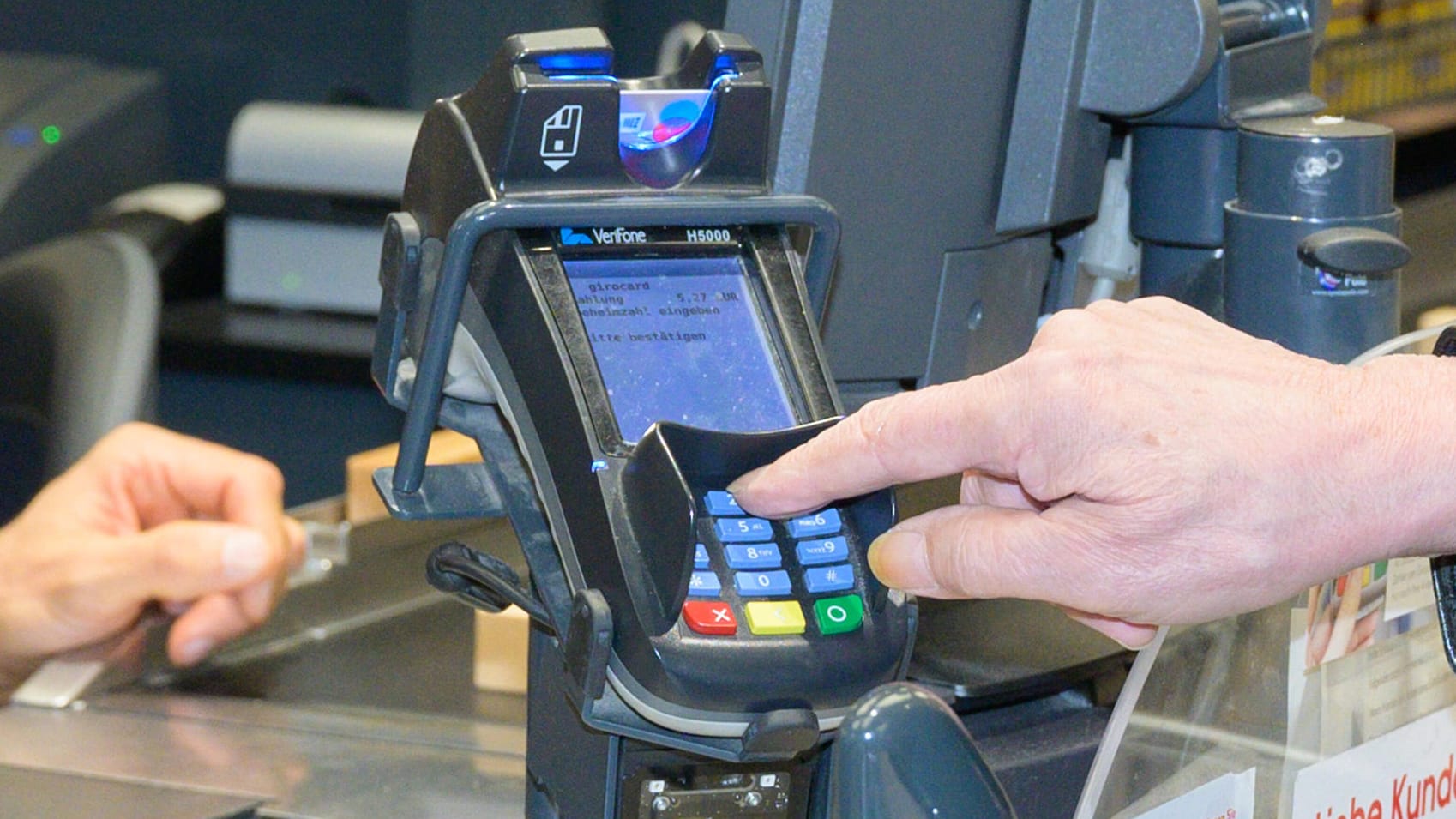 Kartenzahlung im Supermarkt: Bei vielen Banken müssen Kunden eine Gebühr fürs Zahlen mit Girocard entrichten. Kartenzahlung im Supermarkt: Bei vielen Banken müssen Kunden eine Gebühr fürs Zahlen mit Girocard entrichten.