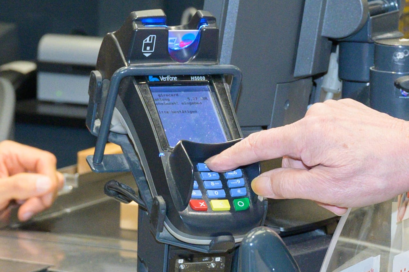 Kartenzahlung im Supermarkt: Bei vielen Banken müssen Kunden eine Gebühr fürs Zahlen mit Girocard entrichten. Kartenzahlung im Supermarkt: Bei vielen Banken müssen Kunden eine Gebühr fürs Zahlen mit Girocard entrichten.