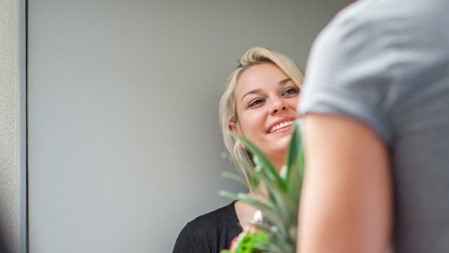 Laut einer Umfrage helfen sich Nachbarn während der Corona-Krise gegenseitig - etwa beim Einkaufen.