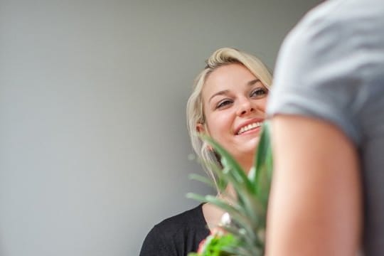 Laut einer Umfrage helfen sich Nachbarn während der Corona-Krise gegenseitig - etwa beim Einkaufen.