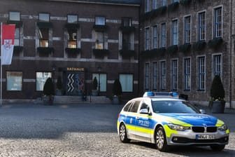 Ein Streifenwagen vorm Düsseldorfer Rathaus (Symbolbild): In der Innenstadt ist es zu einem umstrittenen Polizeieinsatz gekommen.