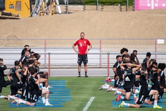 Fitness-Coach Holger Broich überwacht das Training des FC Bayern.