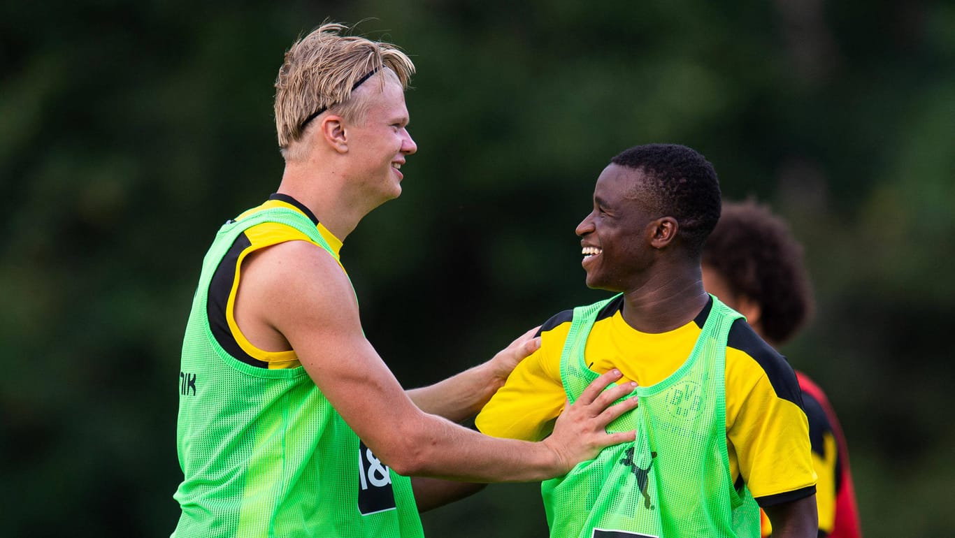 Zwei Spieler mit einer großen Zukunft: Dortmunds Erling Haaland und Youssoufa Moukoko (r.).