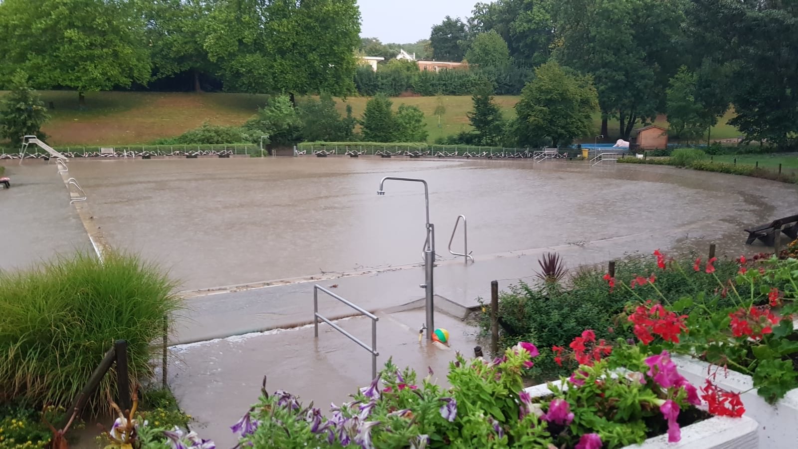 Das Melbbad steht unter Wasser: Ein Gewitter mit Starkregen hat massive Schäden angerichtet. Das Melbbad steht unter Wasser: Ein Gewitter mit Starkregen hat massive Schäden angerichtet.