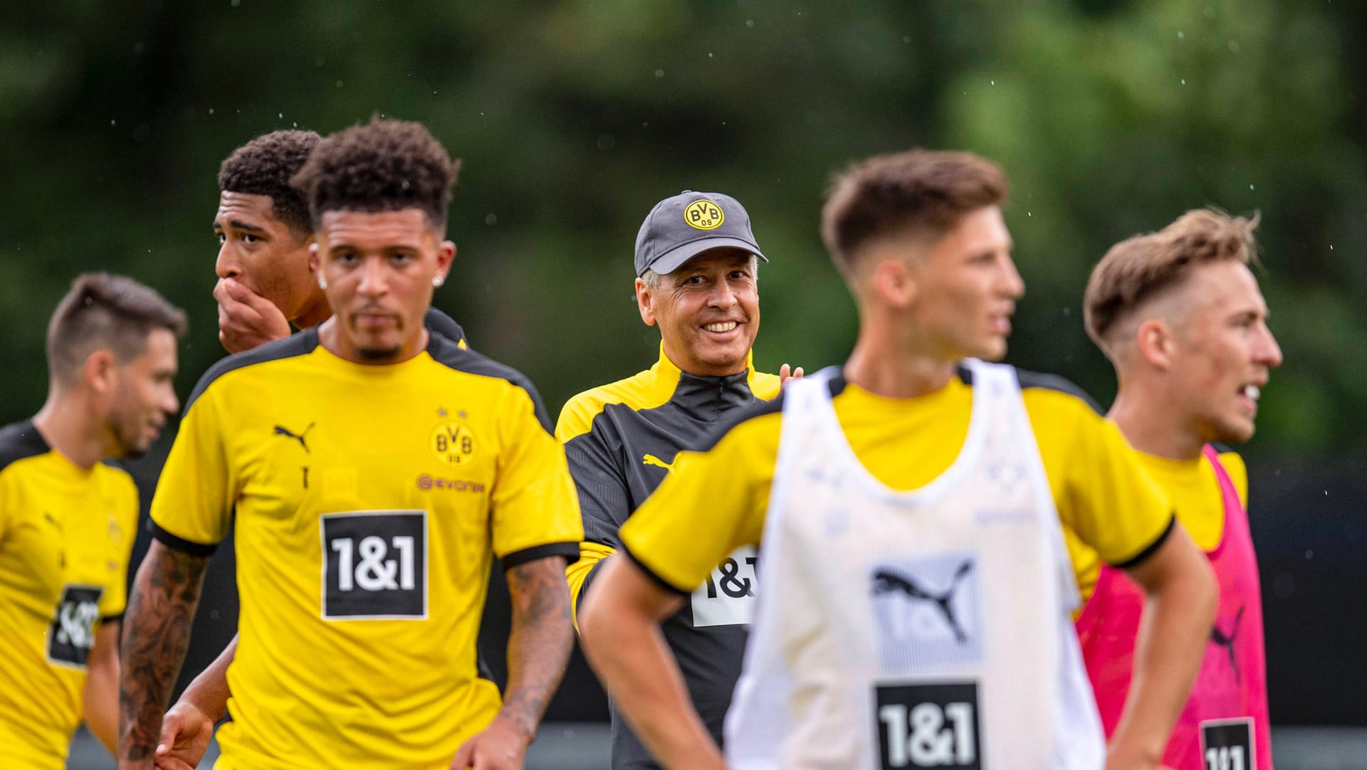 Alles im Blick: Trainer Lucien Favre bereitet sich mit seiner Mannschaft auf die kommende Saison vor. Alles im Blick: Trainer Lucien Favre bereitet sich mit seiner Mannschaft auf die kommende Saison vor.