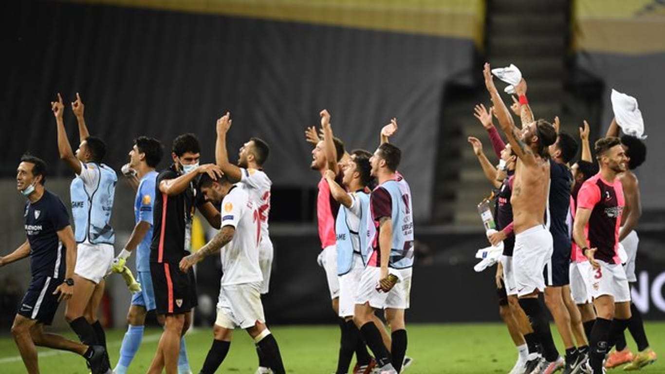 Die Spieler des FC Sevilla feiern den Einzug ins Finale der Europa League.