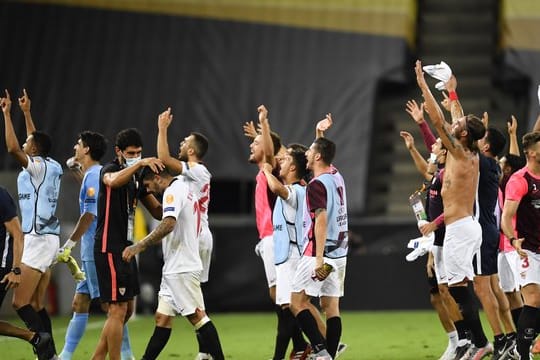 Die Spieler des FC Sevilla feiern den Einzug ins Finale der Europa League.