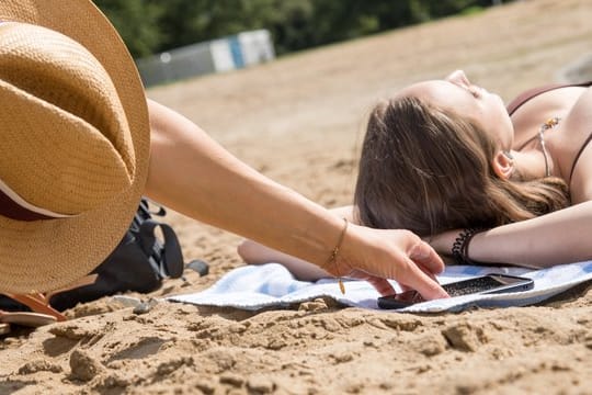 Wer sein Handy beim Ausflug ins Freibad nicht im Auge behält, geht bei einem Diebstahl leer aus. Wer sein Handy beim Ausflug ins Freibad nicht im Auge behält, geht bei einem Diebstahl leer aus.