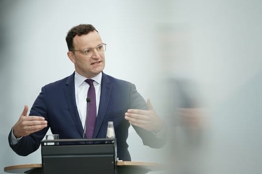 Gesundheitsminister Jens Spahn spricht in Berlin.