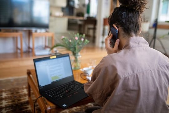 Der kleine Notebook-Bildchirm reicht nicht mehr? Kein Problem: Die Monitor-Lösung in Gestalt des Fernsehers steht meist nicht weit entfernt.