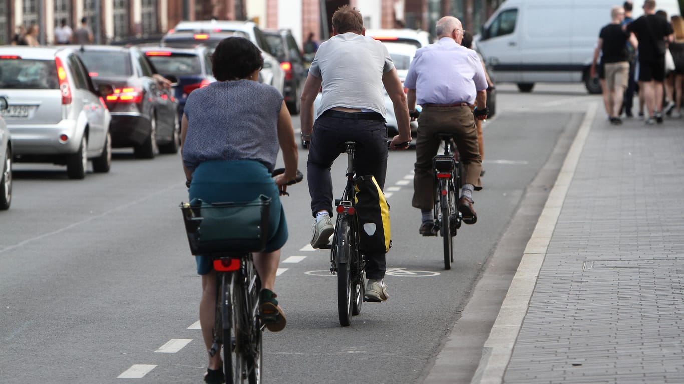 Radfahrer fahren in einer Reihe auf einem Radweg (Symbolbild): Karlsruhe ist zur Modellkommune ernannt worden und will Radschnellwege bauen.