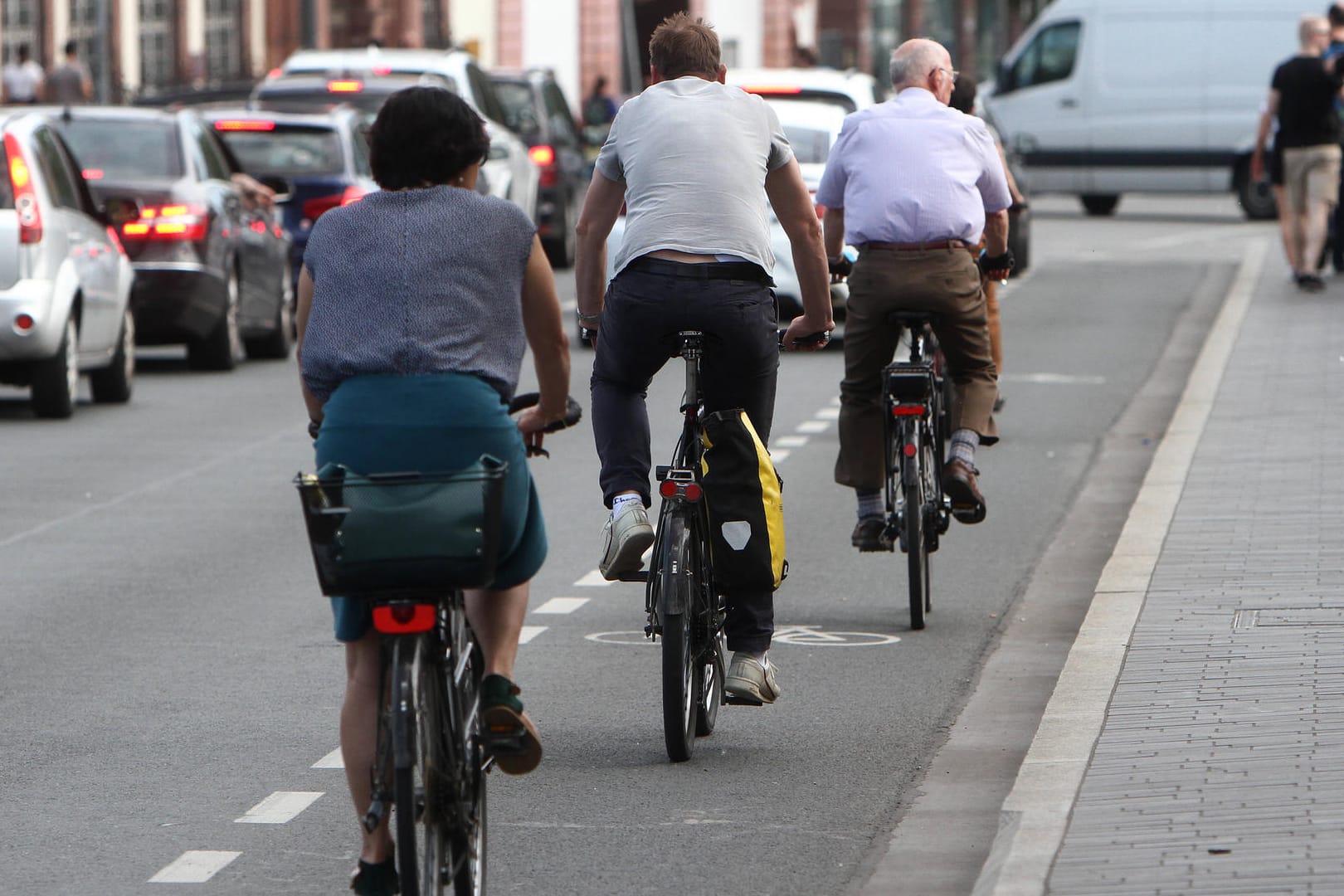 Radfahrer fahren in einer Reihe auf einem Radweg (Symbolbild): Karlsruhe ist zur Modellkommune ernannt worden und will Radschnellwege bauen.