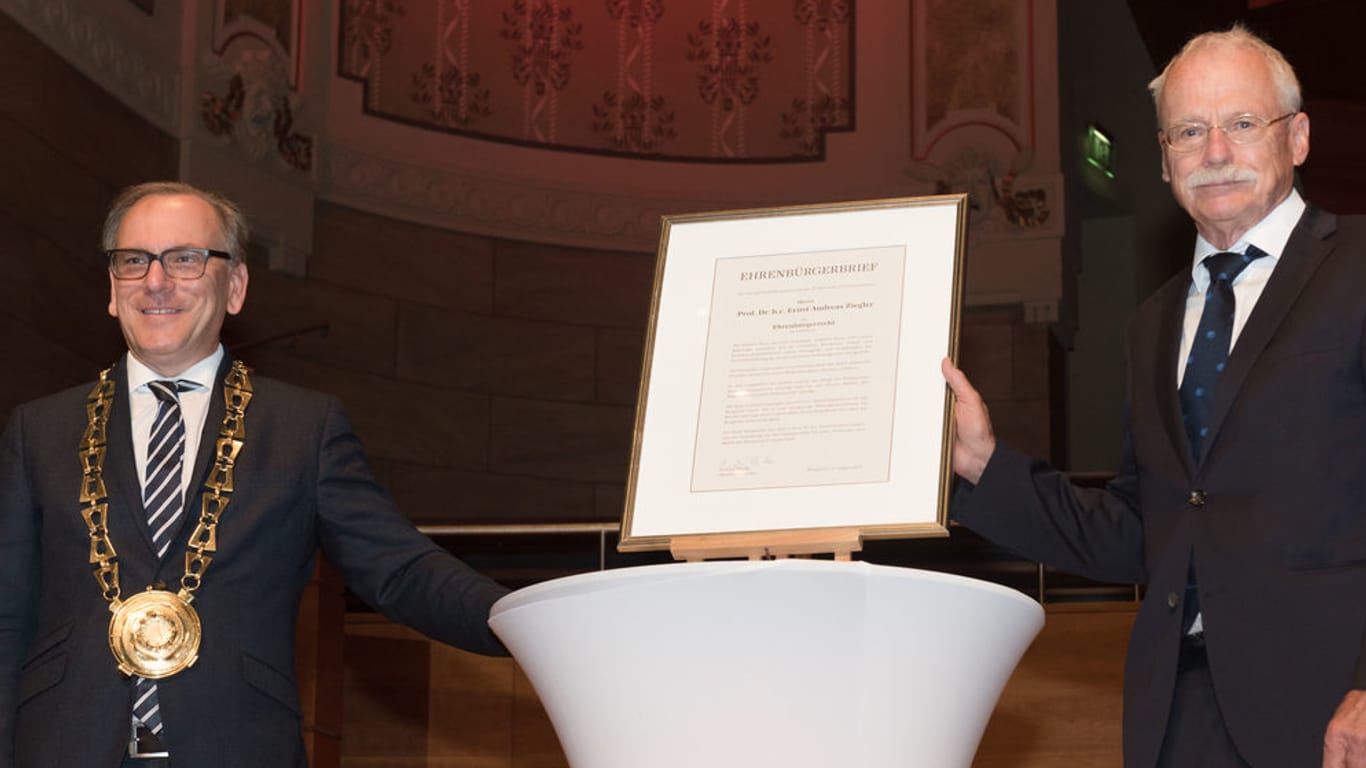 Oberbürgermeister Andreas Mucke und Ernst-Andreas Ziegler (links): Der Professor bekam die Ehrenbürgerurkunde überreicht.