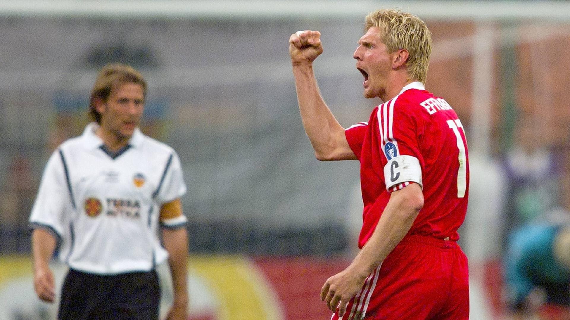 Siegerfaust: Stefan Effenberg (r.) beim legendären Erfolg im Champions-League-Finale 2001 gegen den FC Valencia und Gaizka Mendieta (l.).