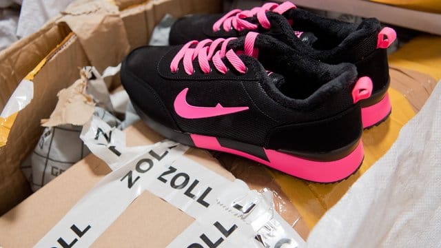 Gefälschte SchuheVom Zoll beschlagnahmte gefälschte Markenware (Archivbild): Designerschuhe und Luxustaschen wurden als Fälschungen enttarnt. Gefälschte SchuheVom Zoll beschlagnahmte gefälschte Markenware (Archivbild): Designerschuhe und Luxustaschen wurden als Fälschungen enttarnt.