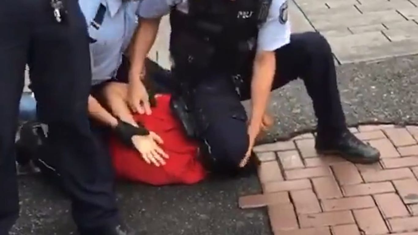 Die umstrittene Szene: In Düsseldorf hat sich ein Polizist auf den Kopf eines 15-Jährigen gekniet.