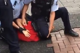 Die umstrittene Szene: In Düsseldorf hat sich ein Polizist auf den Kopf eines 15-Jährigen gekniet.