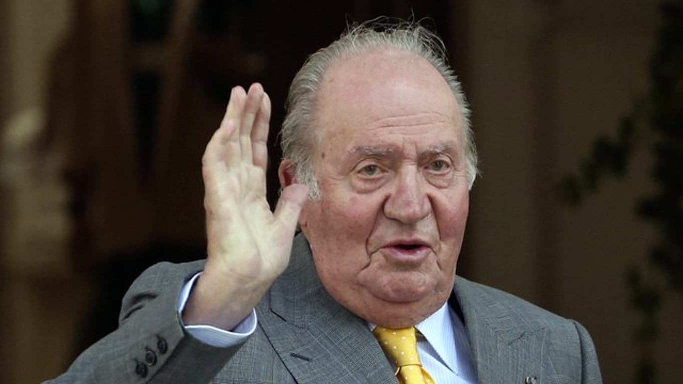 Das Geheimnis um den Aufenthaltsort von Spaniens Altkönig Juan Carlos ist nach zwei Wochen Rätselraten gelüftet: Der unter Korruptionsverdacht stehende 82-Jährige hält sich in den Vereinigten Arabischen Emiraten auf.