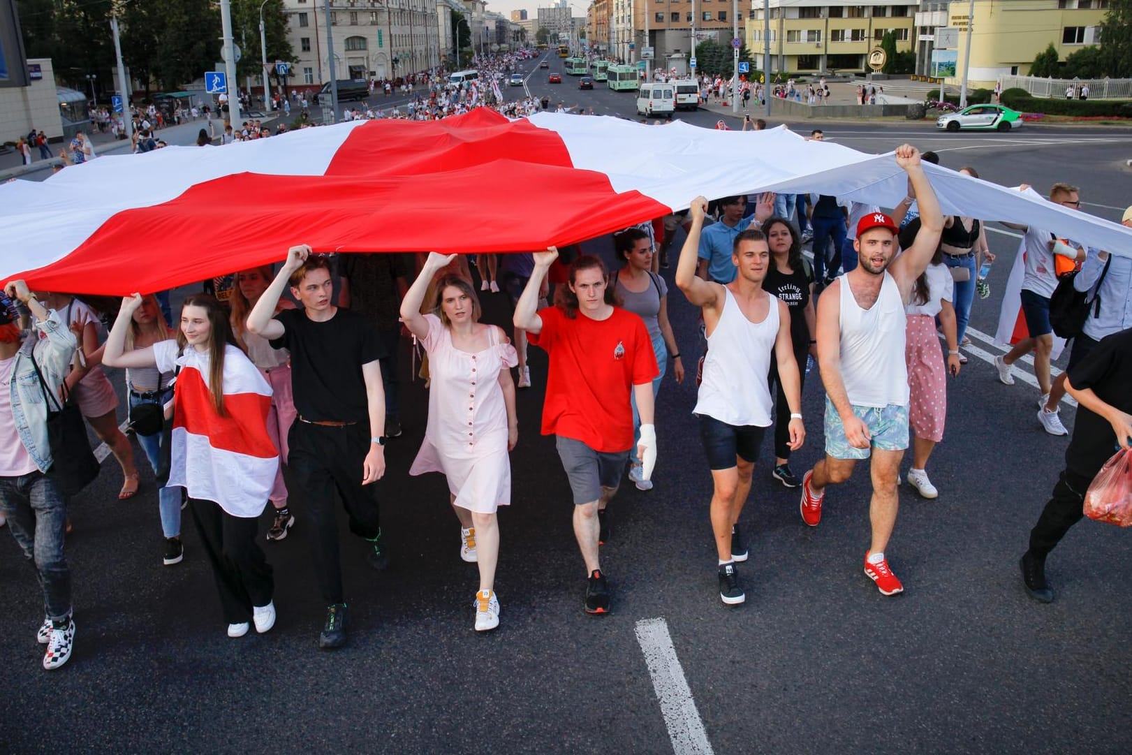 Misnk: Demonstranten, die in Belarus gegen Präsident Lukaschenko protestieren, tragen eine rot-weiße Flagge.