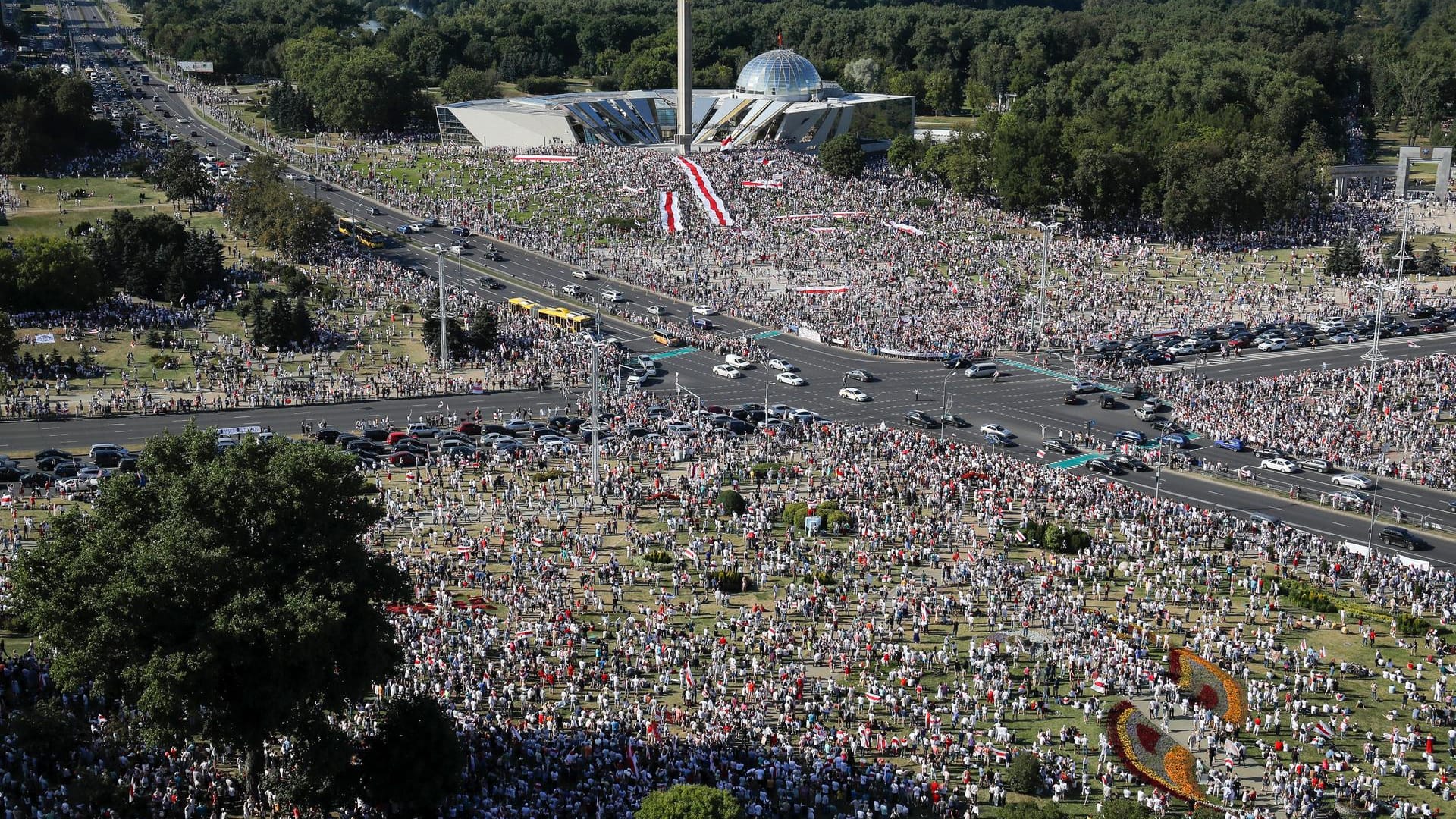 Im Zentrum von Minsk nehmen zehntausende Demonstranten an einem Protestmarsch gegen Präsident Lukaschenko teil.