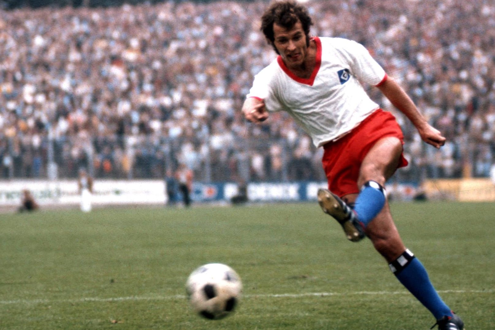 HSV-Legende: Georg Volkert 1972 am Ball für die Rothosen.