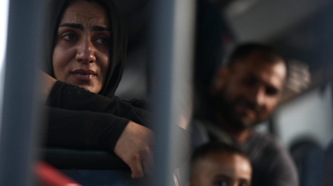 Athen: Flüchtlinge mit abgeschlossenem Asylverfahren und Aufenthaltserlaubnis für Griechenland sitzen in einem Bus.