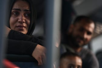 Athen: Flüchtlinge mit abgeschlossenem Asylverfahren und Aufenthaltserlaubnis für Griechenland sitzen in einem Bus.