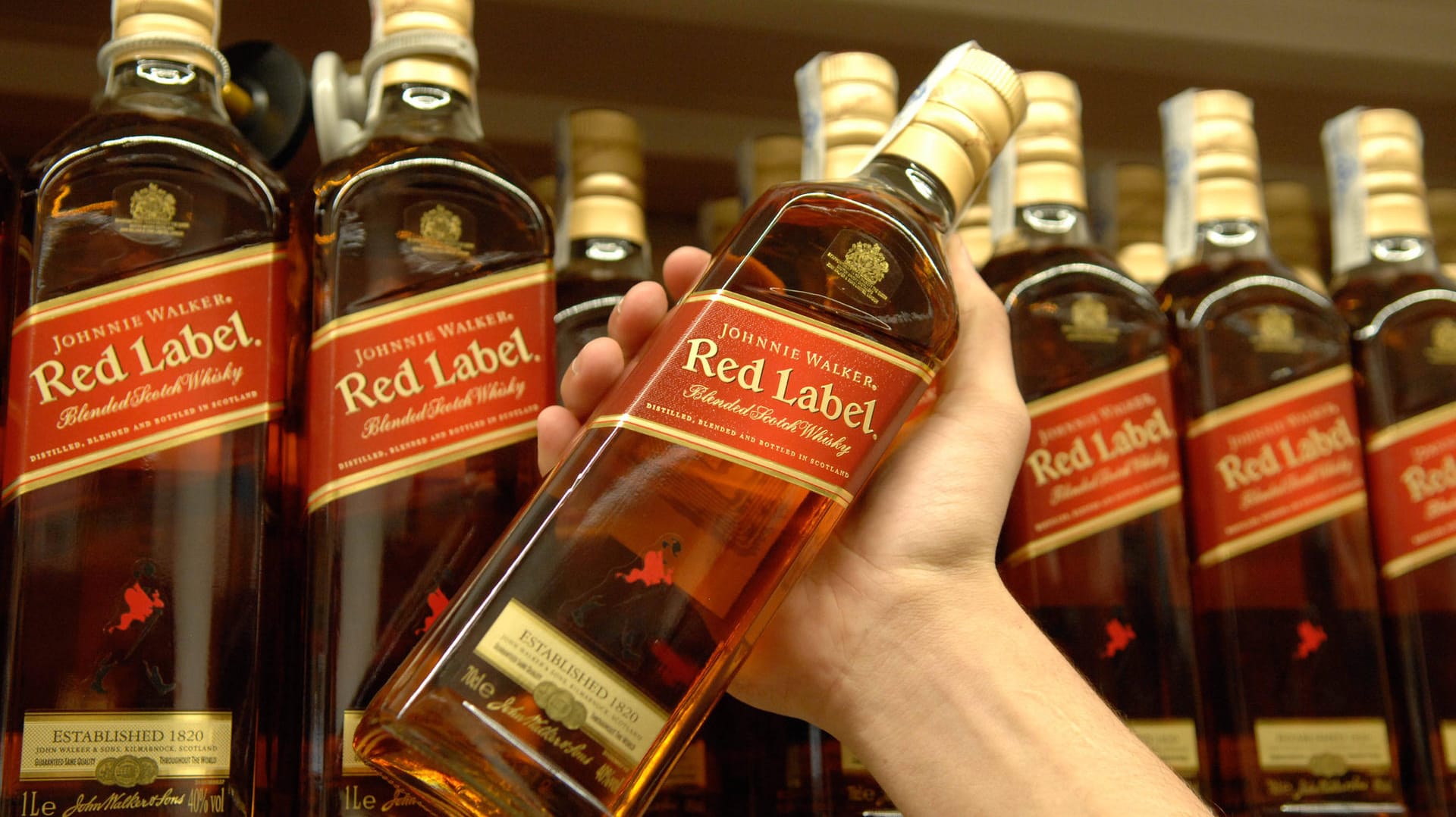 Johnnie-Walker-Whiskey (Symbolbild): Der Konzern, der diesen Whiskey verkauft, übernimmt eine Gin-Marke von Ryan Reynolds. Johnnie-Walker-Whiskey (Symbolbild): Der Konzern, der diesen Whiskey verkauft, übernimmt eine Gin-Marke von Ryan Reynolds.