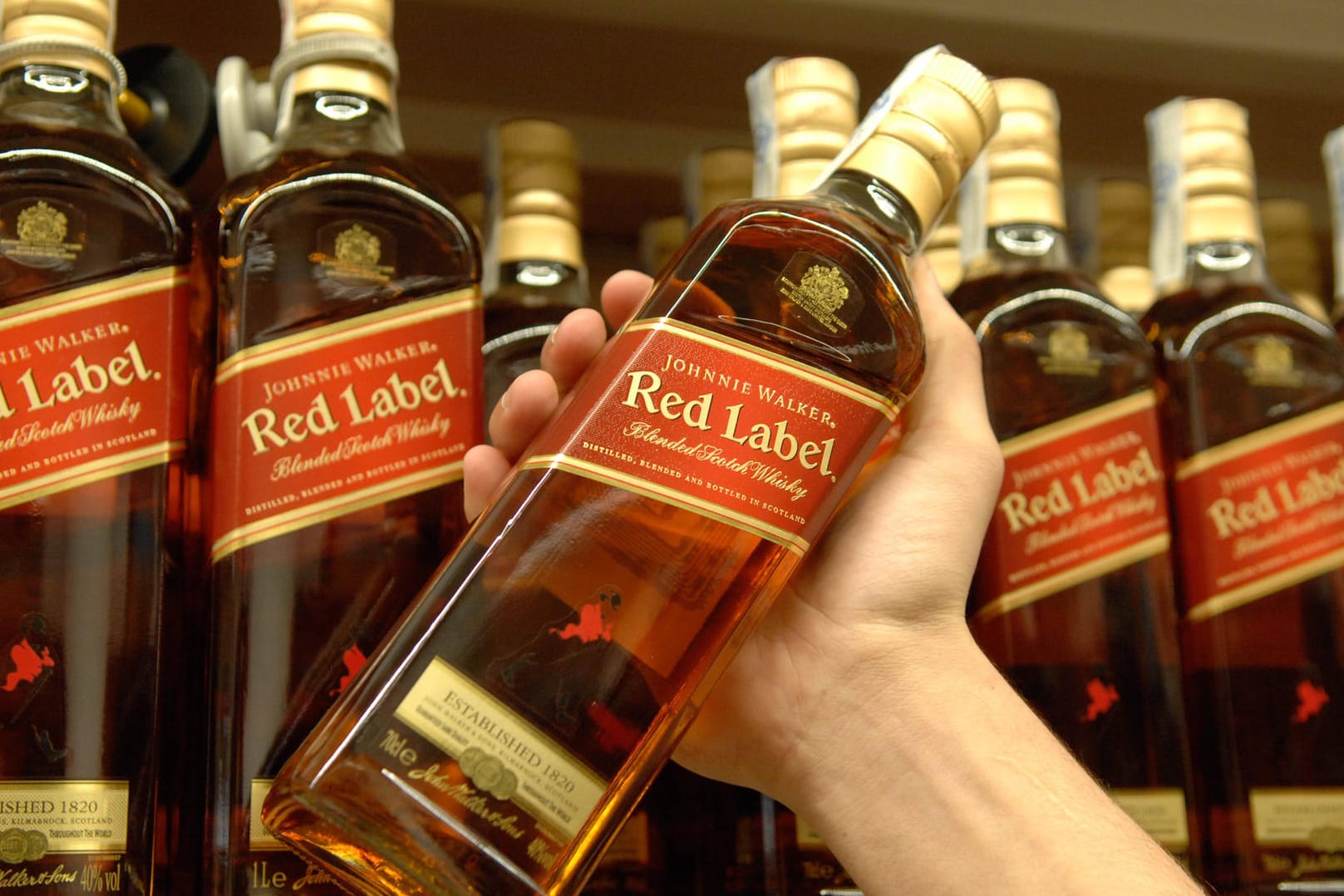 Johnnie-Walker-Whiskey (Symbolbild): Der Konzern, der diesen Whiskey verkauft, übernimmt eine Gin-Marke von Ryan Reynolds. Johnnie-Walker-Whiskey (Symbolbild): Der Konzern, der diesen Whiskey verkauft, übernimmt eine Gin-Marke von Ryan Reynolds.