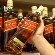 Johnnie-Walker-Whiskey (Symbolbild): Der Konzern, der diesen Whiskey verkauft, übernimmt eine Gin-Marke von Ryan Reynolds.