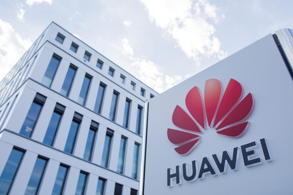Das Logo von Huawei (Symbolbild). Die US-Regierung hat weitere Firmen aus dem Umfeld von Huawei auf eine schwarze Liste gesetzt.