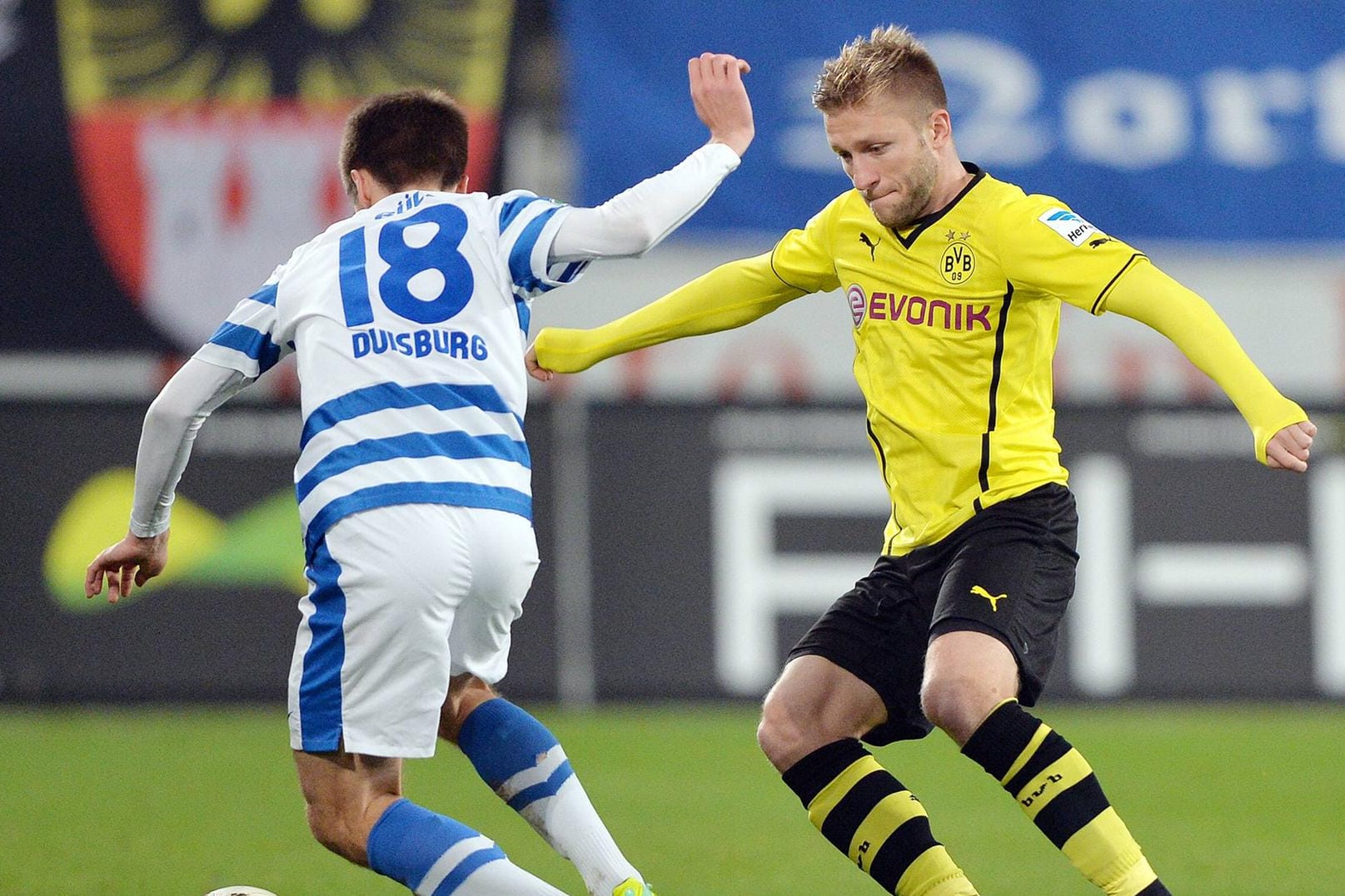 Revier-Rivalen: Es ist schon etwas länger her, dass der MSV und der BVB aufeinander trafen. Am 21. Januar 2014 war es auch lediglich ein Testspiel, bei dem Jakub Blaszczykowski (r.) und Maximilian Güll (l.) diesen Zweikampf ausfochten.