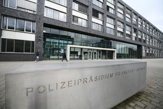 Polizeipräsidium Frankfurt: Ein Video zeigt mögliche Polizeigewalt.