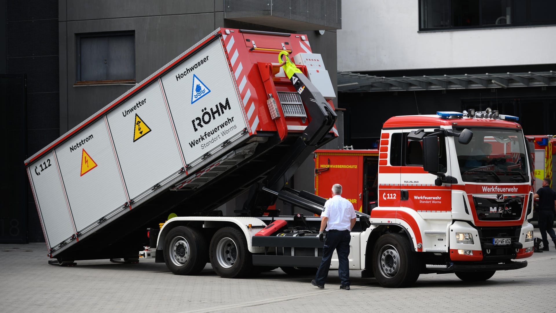 Ein Container für ein Hochwasserszenario wird auf ein Spezialfahrzeug verladen: Mit Landesmitteln sollen neue Fahrzeuge für Feuerwehren beschaffen werden.