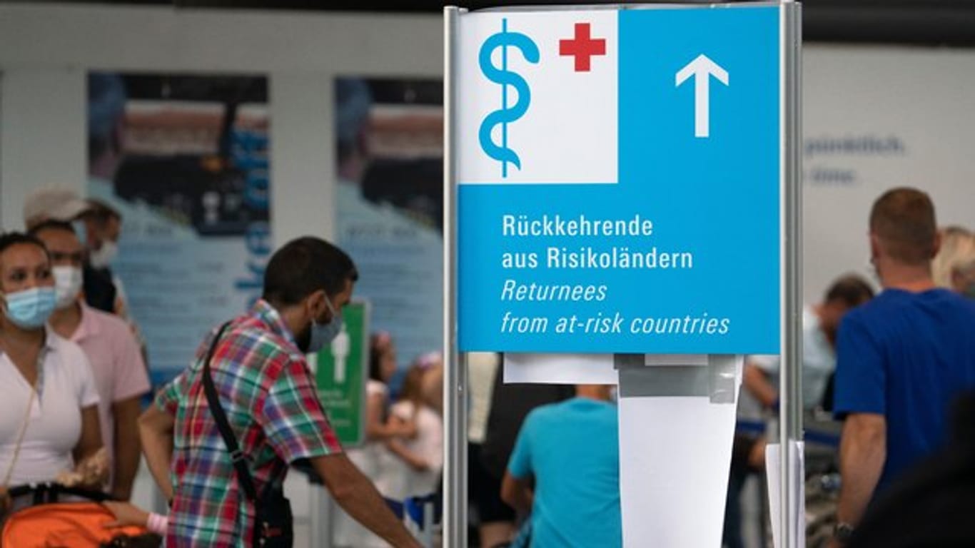 Menschen warten am Frankfurter Flughafen auf einen kostenlosen Corona-Test für Rückkehrer aus Risikoländern (Archivbild): Am Wochenende wurden um die 10.000 Menschen am Fraport getestet.