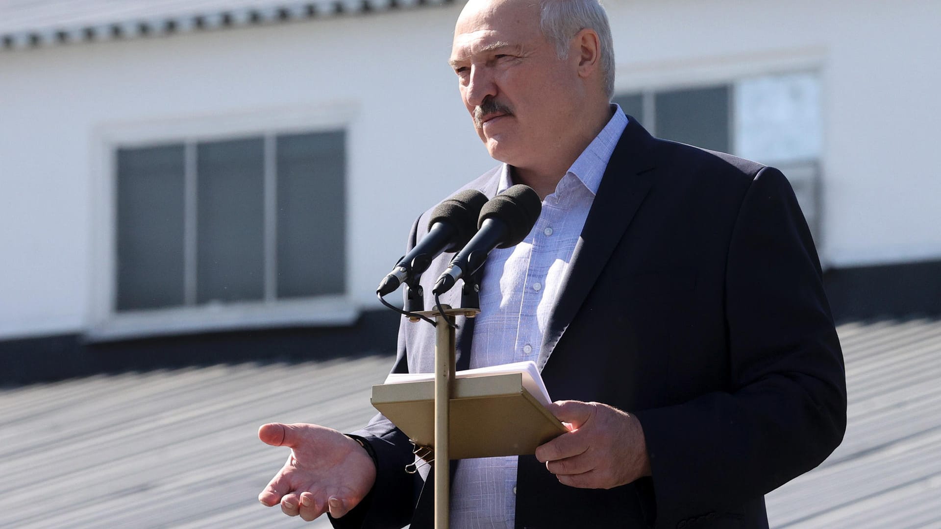 Belarus: Alexander Lukaschenko, Präsident von Belarus spricht bei einer Kundgebung vor dem Minsker Radschlepperwerk.