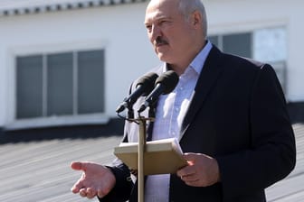 Belarus: Alexander Lukaschenko, Präsident von Belarus spricht bei einer Kundgebung vor dem Minsker Radschlepperwerk.