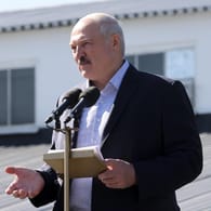 Belarus: Alexander Lukaschenko, Präsident von Belarus spricht bei einer Kundgebung vor dem Minsker Radschlepperwerk.