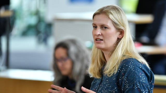 Madeleine Henfling (Bündnis90/Die Grünen) spricht im Landtag von Thüringen (Archivbild): Die Politikerin hat sich für die Umbenennung des Nettelbeckufers in Erfurt ausgesprochen.