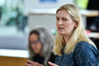 Madeleine Henfling (Bündnis90/Die Grünen) spricht im Landtag von Thüringen (Archivbild): Die Politikerin hat sich für die Umbenennung des Nettelbeckufers in Erfurt ausgesprochen.