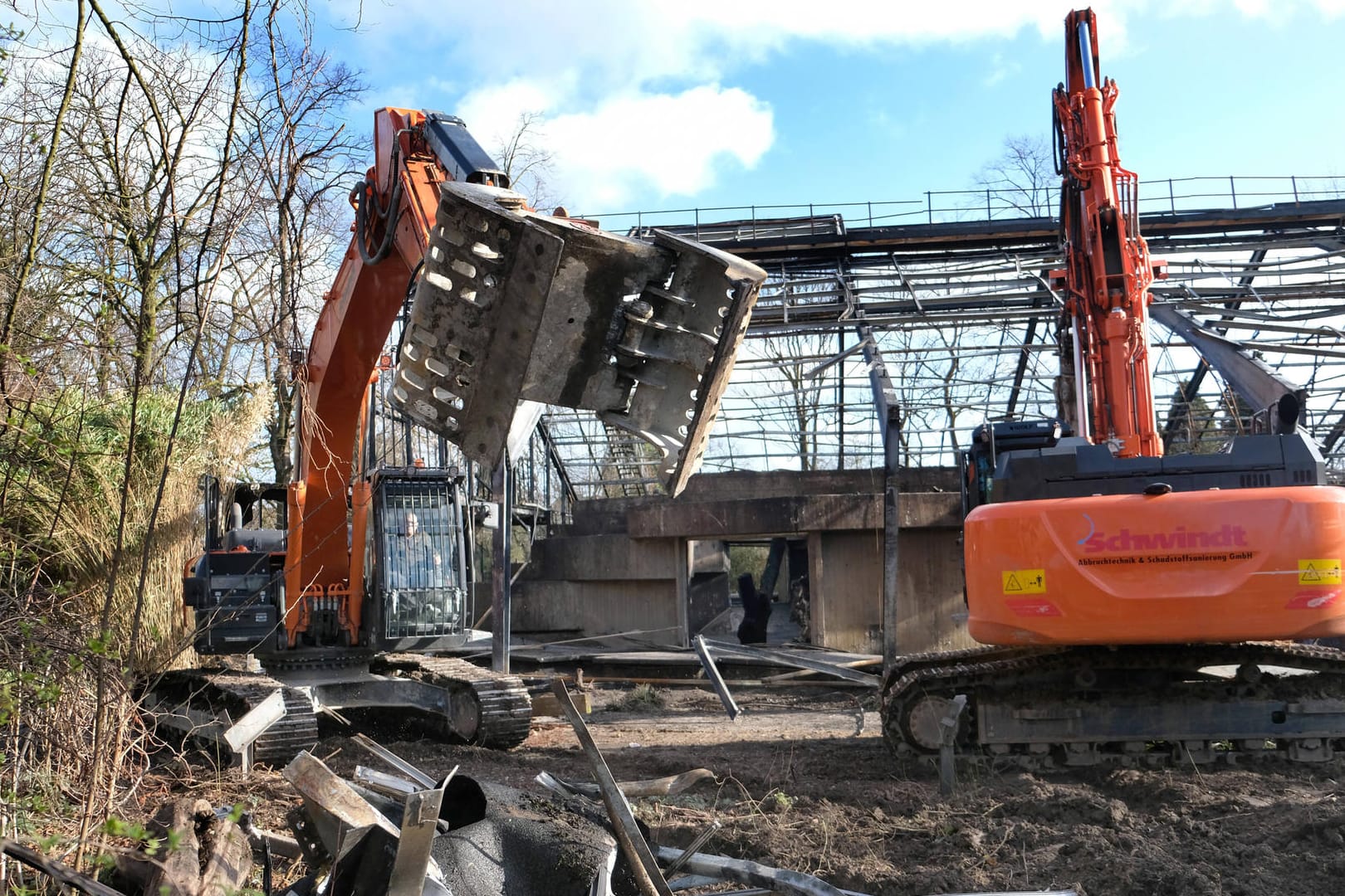 Abrissarbeiten am Affenhaus im Zoo Krefeld: Das Gebäude wurde beim Brand völlig zerstört.