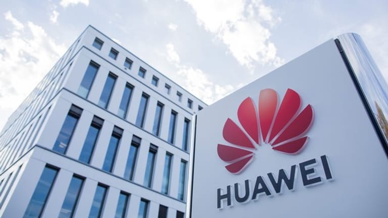 Die bereits im Mai 2019 eingeführten und schrittweise verschärften Sanktionen sehen vor, dass amerikanische Firmen Geschäftsbeziehungen mit Huawei nur mit einer speziellen Erlaubnis der US-Regierung unterhalten dürfen.