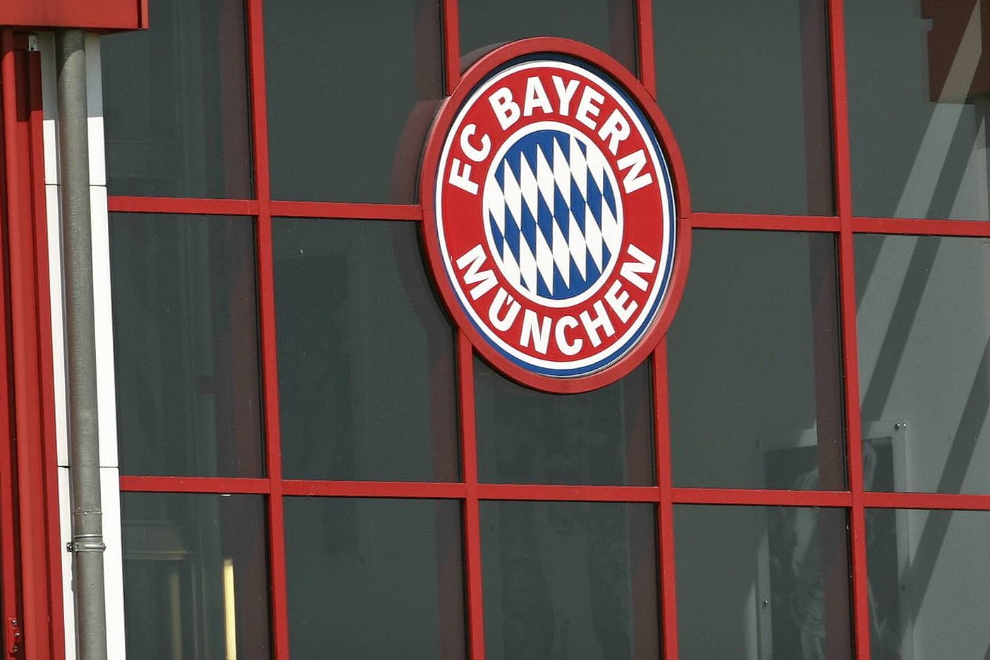 Vereinszentrale des FC Bayern: Der Rekordmeister hat nun auf schwere Vorwürfe gegen einen Jugendtrainer reagiert.