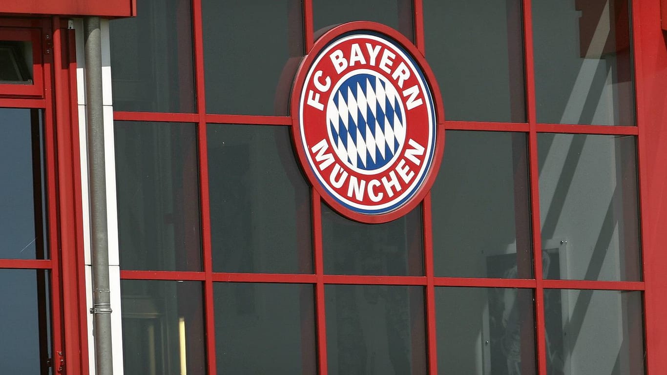 Vereinszentrale des FC Bayern: Der Rekordmeister hat nun auf schwere Vorwürfe gegen einen Jugendtrainer reagiert.