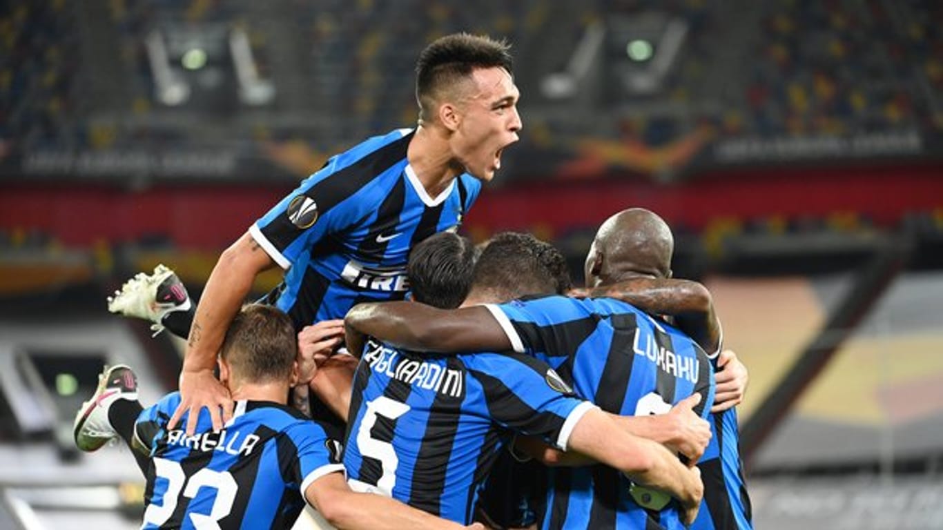 Die Spieler von Inter Mailand feiern einen weiteren Treffer gegen Schachtjor Donezk.